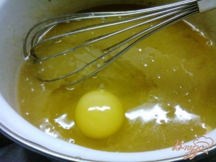 Затем добавим по одному яйца, хорошо вымешаем. И добавим специи по 0,5 чайной ложки каждой приправы.