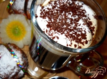 Украсьте сверху кофе взбитыми сливками и тертым горьким шоколадом.Приятного горячительного кофепития!