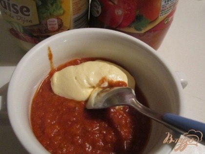 Для соуса я беру уже готовый , томатный соус марки "Панзани". И чтобы сделать его немного  мягче и ароматнее  добавляю немного майонеза.