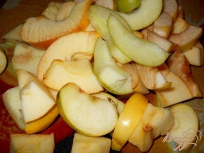 Яблоки хорошо моем со щеткой, вынимаем сердцевину и режем дольками. По желанию сбрызнуть соком лимона.