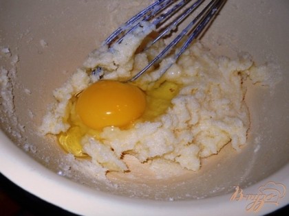 По одному добавить яйца и хорошо вымешать.