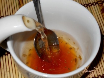 В чашку для чая кладем 1-2 ч. л. меда или сахара и наливаем через ситечко заваренный чай. Хорошо размешиваем.