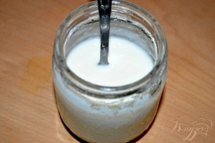 В йогурт добавьте сахар или мед по вкусу, ваниль и хорошо размешайте.