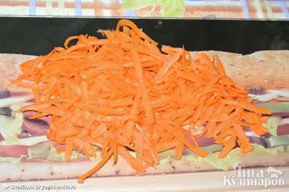 Морковь натираем  на крупной тёрке или нарезаем тоненькими полосками.