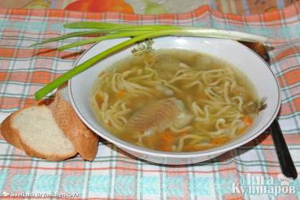 Как только овощи и рыба в супе готовы,  раскладываем лапшу по глубоким тарелкам. Выбрасываем  имбирь из супа и разливаем его  по тарелкам с лапшой.  Приятного аппетита!
