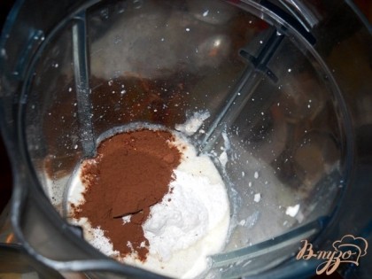 Готовим творожный крем:Творог, сливки, сахарную пудру и какао-порошок взбиваем в однородную массу.