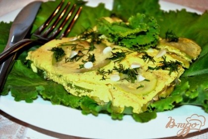 На сервировочное блюдо выкладываем листья салата. Сверху выкладываем порцию омлета, посыпаем рубленым укропом и чесночком.Приятного аппетита! :)