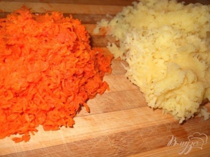 Картофель и морковь трем на мелкой терке.