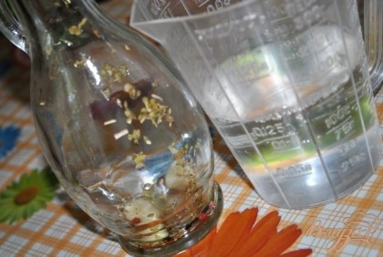 В стеклянную бутылку с герметичной крышкой добавляем сухие ингредиенты. Чеснок предварительно порежьте крупными дольками. Болгарского перца достаточно 1-2 полукольца, тонко нарезанного.