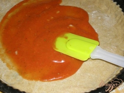 Смазываем тесто любимым томатным соусом.Как вариант можно взбить в блендере помидор, маленькую луковицу, зубок чеснока, соль, перец и пару веточек базилика.