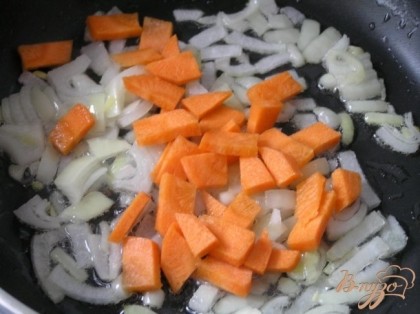 Пасту отварить аль-денте в соленой воде. На растительном масле обжарить лук и морковь,