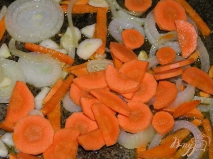 Тем временем обжарить лук, чеснок и морковь на растительном масле.