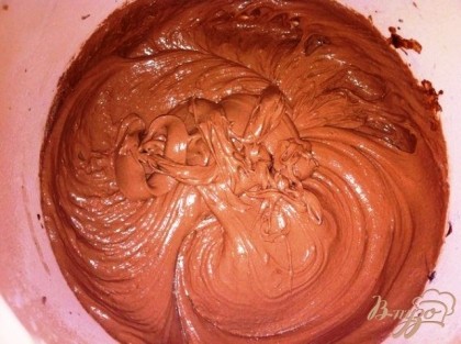 Готовим шоколадное тесто, для этого смешиваем муку, желтки, сахар, какао, молоко и сливочное масло и ванилин.