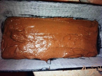 Смазываем форму и выкладываем шоколадное тесто в форму для выпечки.