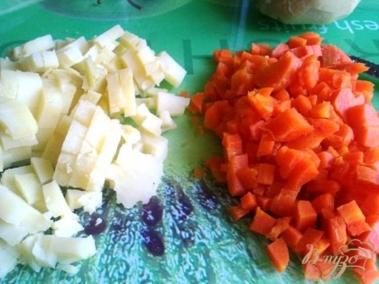 Очищаем от мундира картофель и морковь, также нарезаем мелким кубиком.