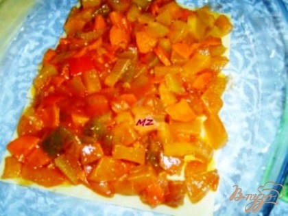 Затем выкладываем слой овощей, у меня "Овощной салат"http://vpuzo.com/konservaciya/4525-ovoschnoy-salat-na-zimu.html