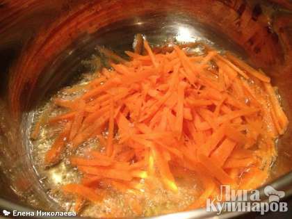 Нарезаем соломкой морковь, лук тоже чистим и мелко режем