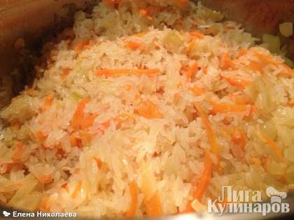С риса слить воду и добавить к овощам