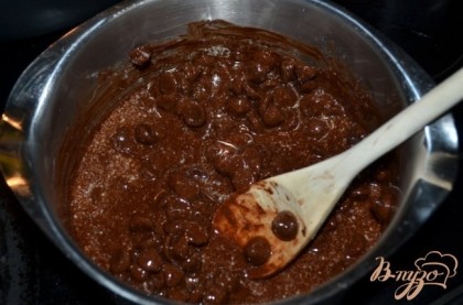 На медленном огне растопить сливочное масло, добавить 1 стакан шоколадных чипсов, как шоколад разойдется после помешивания, снять с огня.