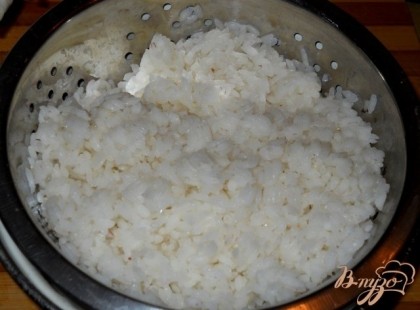 Рис хорошо промыть, залить водой и отварить до полуготовности. Откинуть на друшлаг.