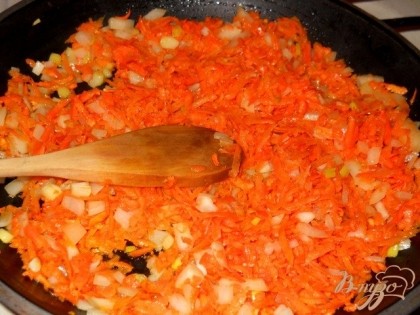 Готовим соус:1. Лук режем кубиком, морковь трем на крупную терку. 2. На растительном масле пасеруем лук до прозрачности. Добавляем морковь и обжариваем пару минут.