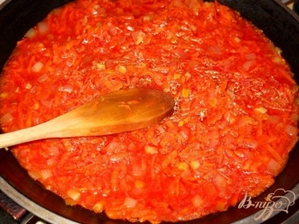 3. Добавляем томатный сок, перемешиваем.4. Солим, перчим по вкусу, добавляем специи. Если кисло, добавляем сахар. Доводим до кипения и снимаем с огня.