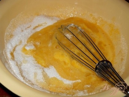 Яйца взбиваем с сахаром до побеления и растворения сахара.