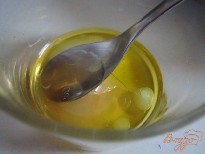 Приготовить соус : оливковое масло, лимонный сок и жидкий мед. Соль по вкусу.