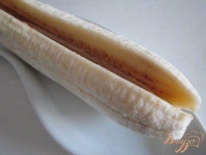 Бананы почистить от кожуры и надрезать (не до конца !) ровно по середине.