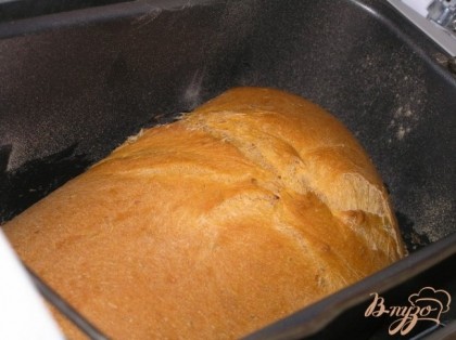 Включить хлебопечку, выбрать программу "Французская булка", вес 1000 г и светлый цвет корочки. Нажать кнопку "Старт", и ожидать приятного аромата свежего хлеба примерно через 3,5 часа :)