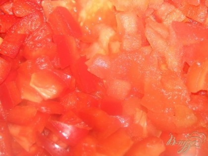 Тем временем помидор и перец нарезать на кусочки. Шафран залить небольшим количеством теплой воды.