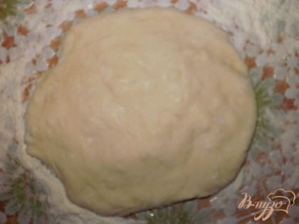 После того, как тесто подошло, обминаем его и начинаем лепить пирожки. Отщипываем кусочек, делаем из него лепешку.