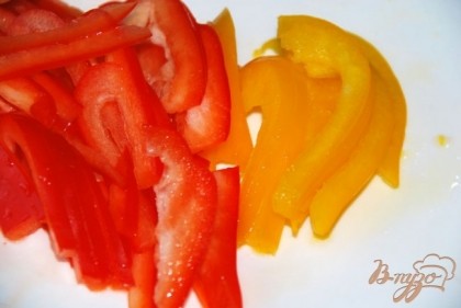 Тонкими полосками нарезаем болгарский перец, желательно разного цвета.