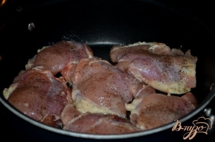 Куриные бедрышки посолить и поперчить. Разогреть сковороду ,добавить олив.масло. Затем выложить бедрышки и готовить примерно 10 мин. или до коричневого цвета. Затем переложить на тарелку.