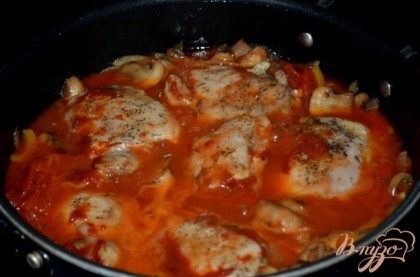 Затем добавить томат.пасту,вино и томаты и бульон. Вернем куриные бедрышки, бекон и готовим на медленном огне до готовности.
