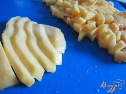 С манго снять кожуру и нарезать на мелкие кубики.