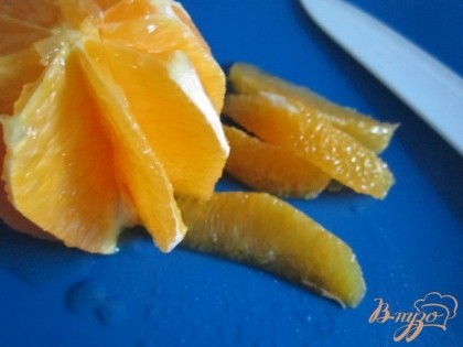 Апельсин отчистить от кожуры и вынуть дольки . Нарезать мелко.