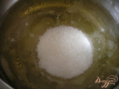 В пиве растворить сахар и соль, добавить масло, перемешать,