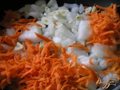 Лук, чеснок и морковь обжарить на растительном масле,