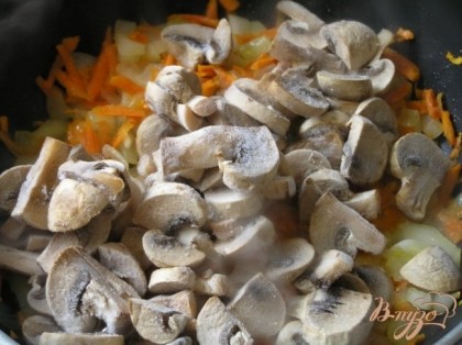добавить грибы (у меня замороженные), готовить минут 10, помешивая.