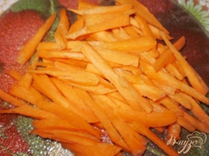 Очищенную, вымытую морковь нарезаем соломкой.