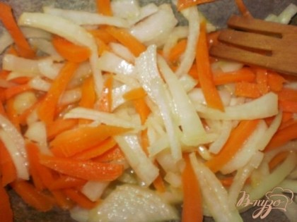 Морковь и лук обжариваем на растительном масле.