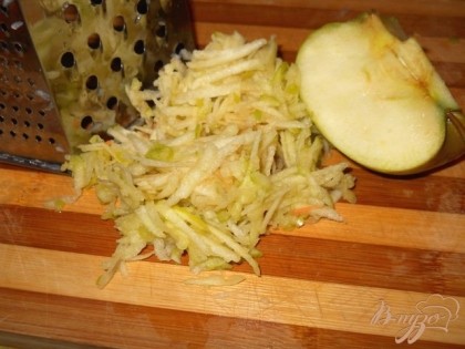 Яблоко чистим от семян, по желанию чистим кожуру.Трем яблоко на терку и поливаем соком лимона, чтоб не потемнело.