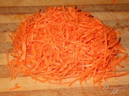 Морковь чистим и также трем.