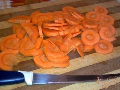 Вторую морковку очистить, нарезать тонкими полукольцами, отправить в кастрюлю.