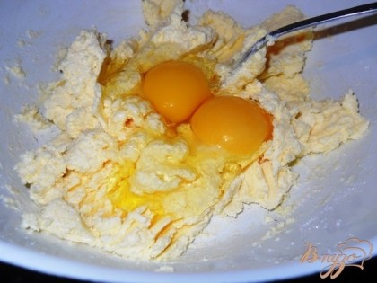 Размягченное масло растереть с сахаром в однородную массу. Добавить яйца и снова хорошо размешать.