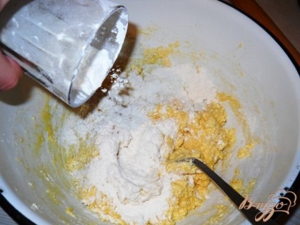 К мясляно-яичной массе добавить цедру лимона, соду, ваниль.Постепенно вводим муку, хорошо размешиваем. Получим густое тесто.