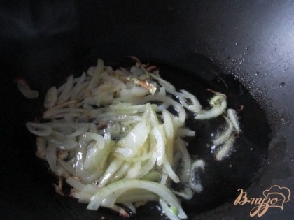На сковороде с оливковым маслом обжарить нарезанный репчатый лук в течении 3 мин.