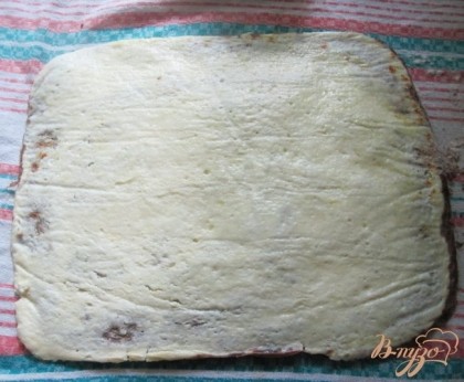 Перевернуть готовый бисквит на полотенце творожной массой вверх, снять осторожно бумагу.