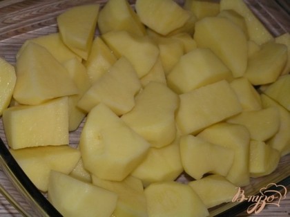 Картофель очистить, нарезать на 6-8 частей, уложить в форму для запекания (можно застелить фольгой), полить маслом, перемешать.